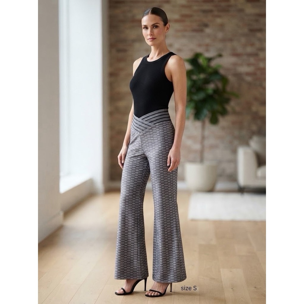 high-waisted with a relaxed flare wide-leg cut that flows loosely NEW S